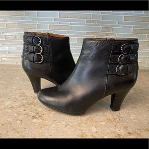 Clark’s black leather booties size 6